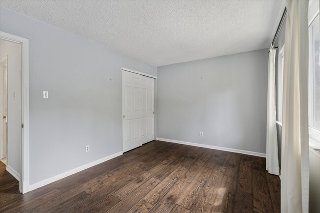 Building Photo - Now Available – 2 Bed / 1.5 Bath End Unit ...