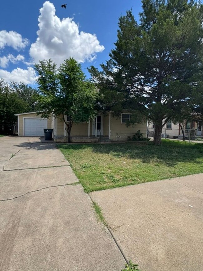 Building Photo - Cute 3 bedroom off in Gables Area!
