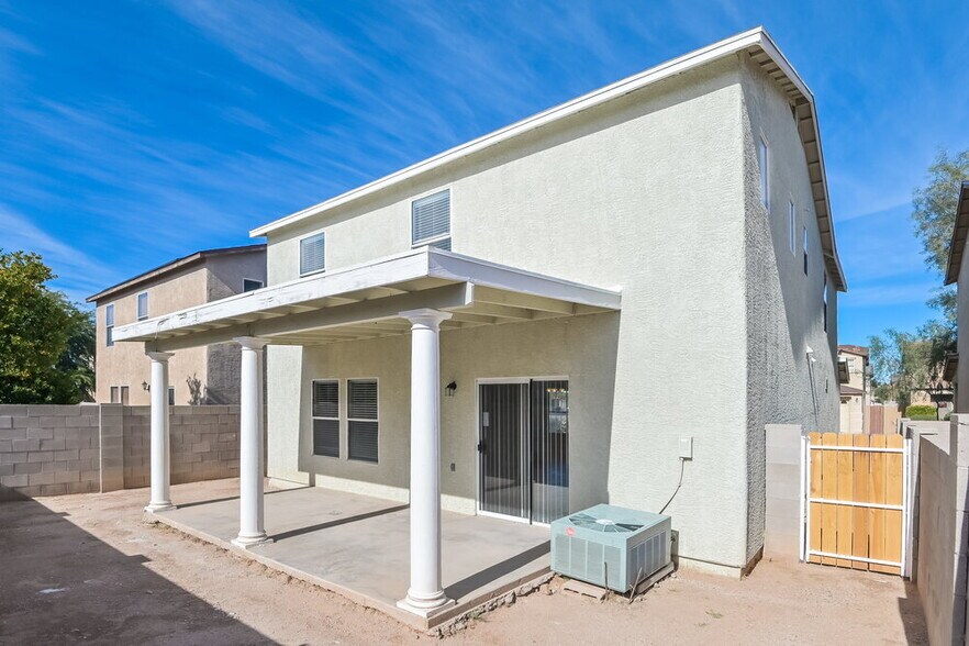 Building Photo - 1552 E Maryland Pl