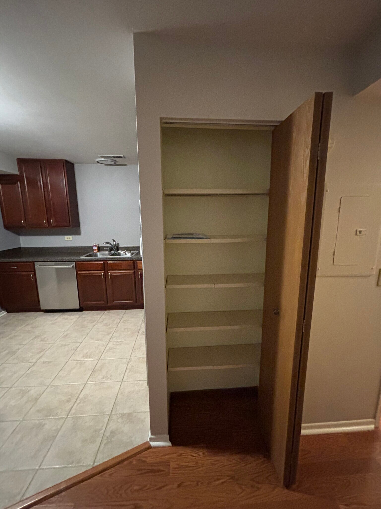 Pantry & kitchen - 2256 Abbeywood Dr