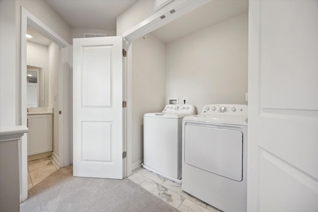 Building Photo - 3 Bedroom End-Unit Townhome in Spring City