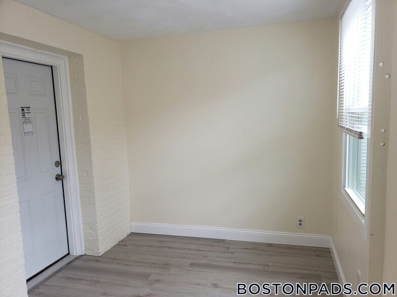 Building Photo - 194 Kelton St