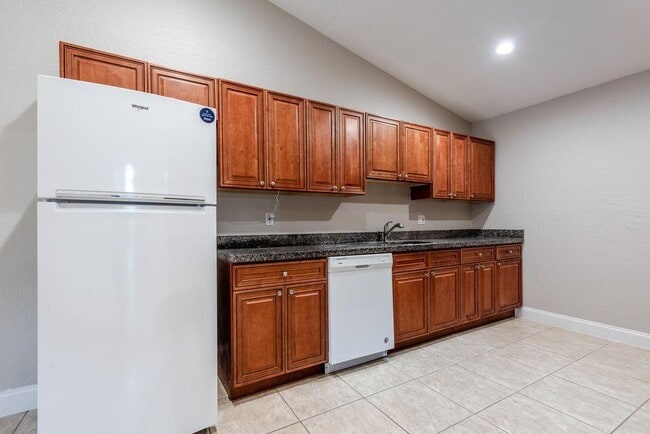 Building Photo - 1025 Staghorn St