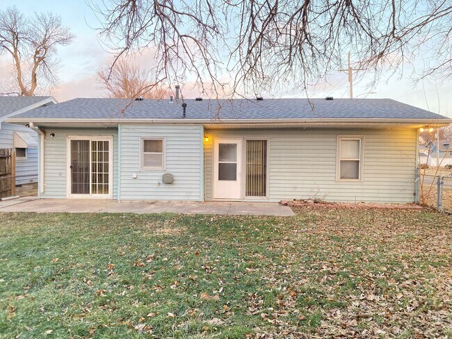 Building Photo - 3 bd, 1 bth South Omaha/Hanscom Park Home with Attaced 1 car garage! $1,425! MOVE IN SPECIAL READ...