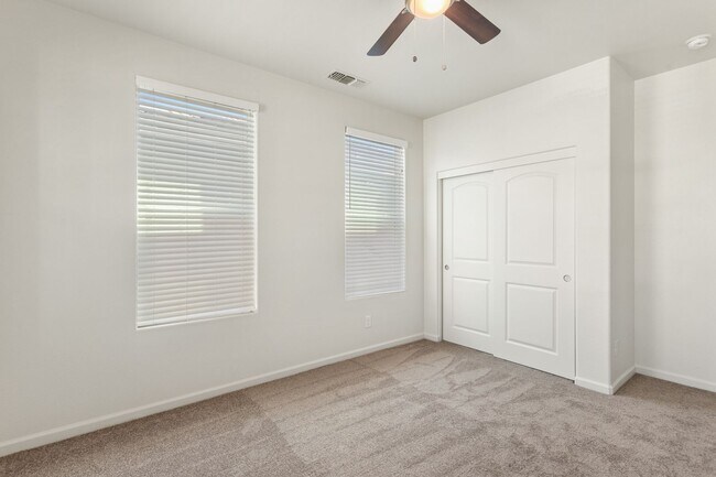 Building Photo - Gorgeous home in Roseville!