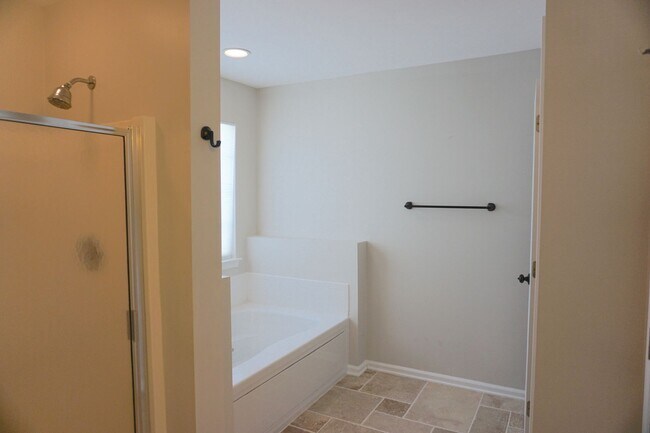 Building Photo - 3 BED | 2.5 BATH | POOLER