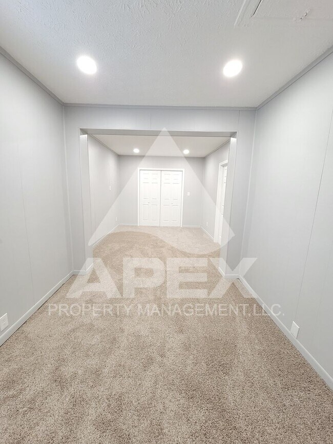 Building Photo - Craftsman Style 2 Bd 1.5- Ba Single Family Home with carport in North Knox!