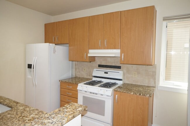Building Photo - Beautiful 2 bedroom Belmont Condo. 3 Stories, 1 car garage, open floor plan, a/c. Amazing unit!