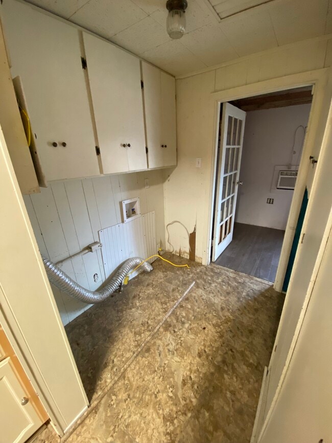 Building Photo - 156 College St