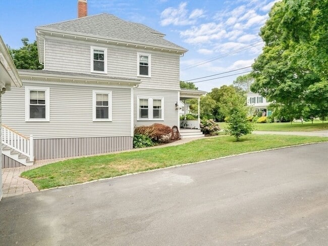 Building Photo - 548 Elm St