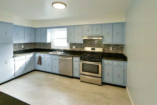 Building Photo - 45 E 51st St