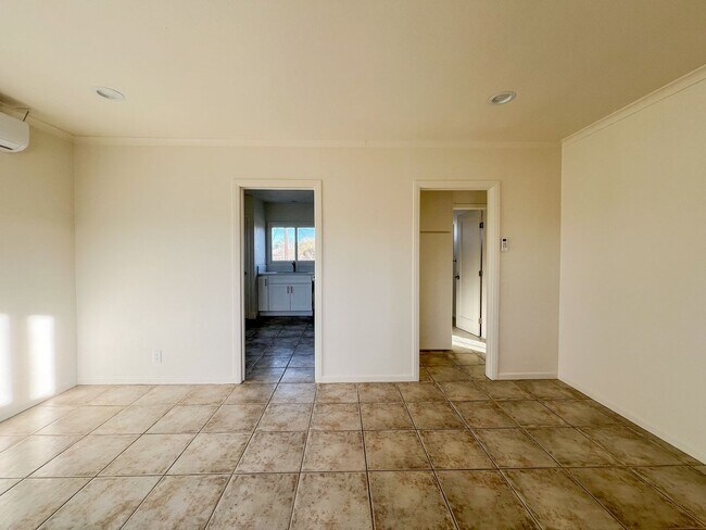Building Photo - Adorable 2 Bedroom 1 Bathroom Home