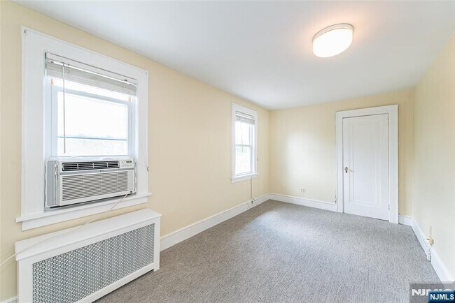 Building Photo - 807 Fern St