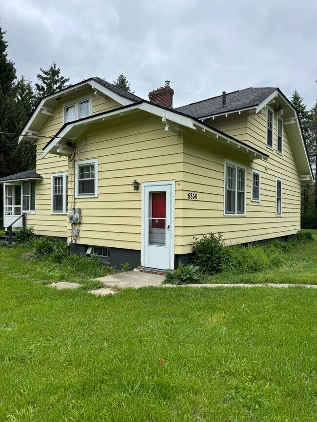 Building Photo - Charming 4-Bedroom Home in Private Setting