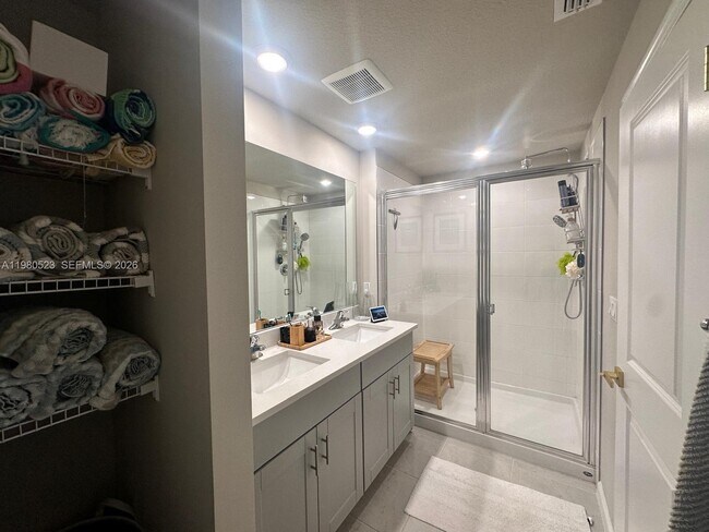 Building Photo - 5689 Mentmore Dr