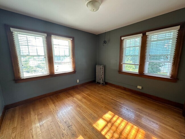 Building Photo - Gigantic 5 bedroom home on the NW side of ...