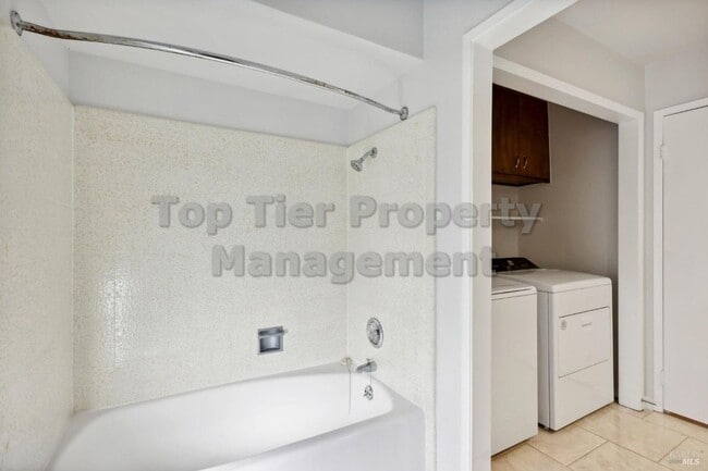 Building Photo - Beautiful 3 bedroom, 2 bath, 2,039 sqft hi...