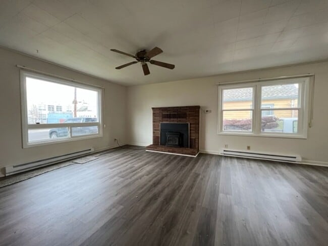 Building Photo - Charming three bedroom/one bath Medford Home | Available Now!