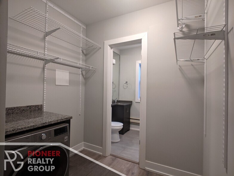 Building Photo - 711 W Brompton Ave