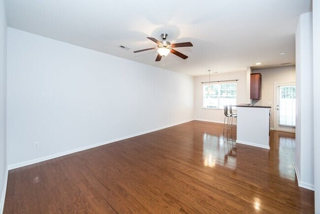 Building Photo - Beautiful 3BD/2.5BA Townhome in the Lions ...