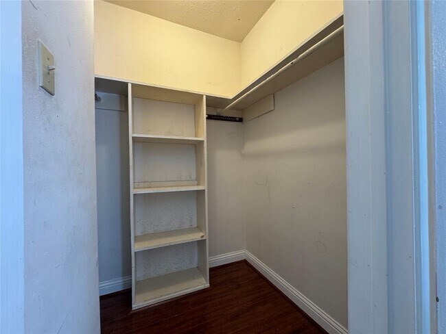 Building Photo - 1807 Stoney Brook Dr