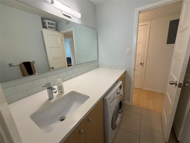 Building Photo - 300 Crockett St