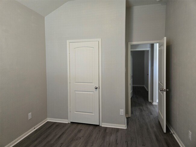 Building Photo - 107 Piney Pathway