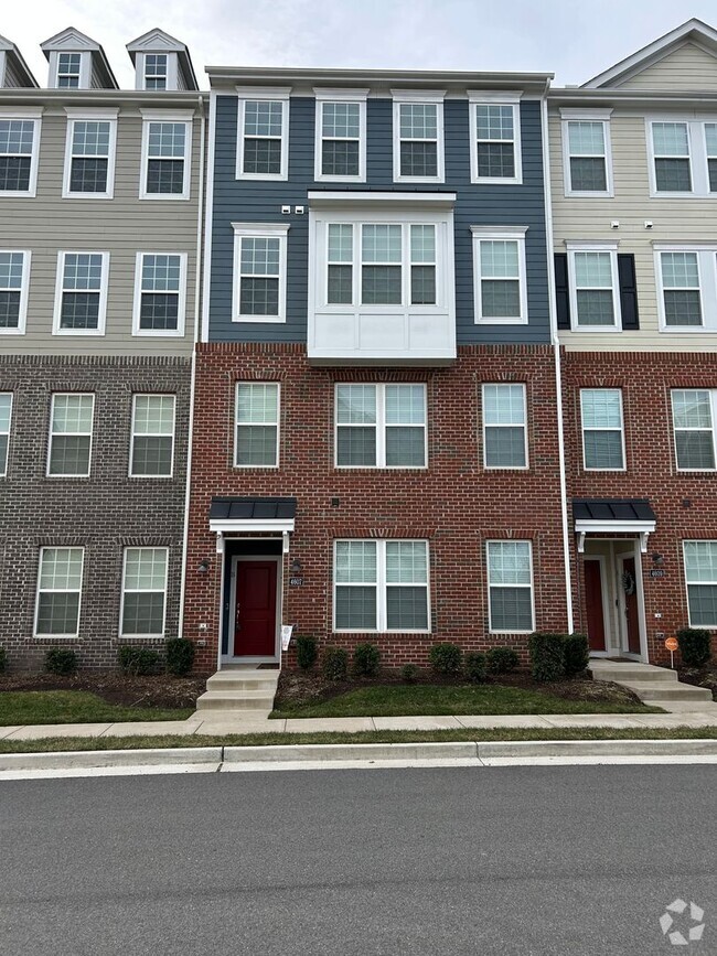 Building Photo - Spacious 3 Bed / 2.5 Bath Townhome with Av...