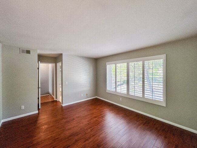 Building Photo - Beautiful 2BD/2.5BA Townhome W/ A/C and Attached Garage in Bay Ho!