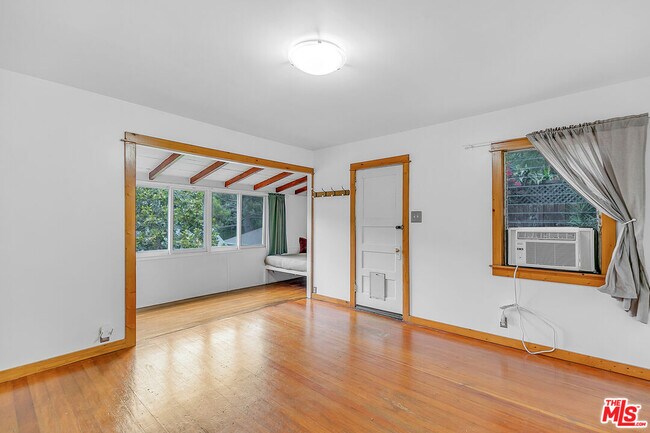Building Photo - 2540 1/2 Glen Green St