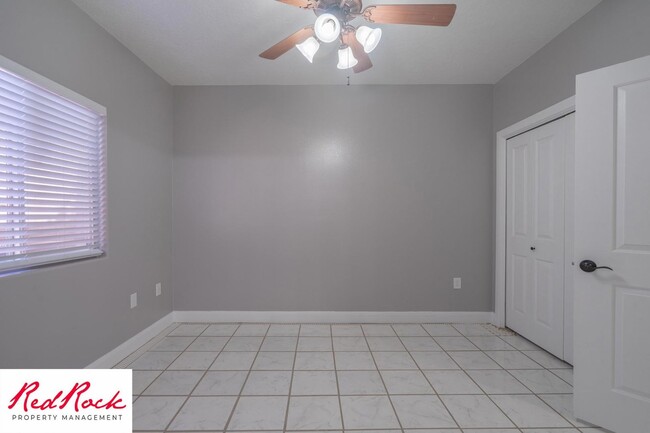 Building Photo - Lovely 2 Bedroom Condo. Pet Friendly!