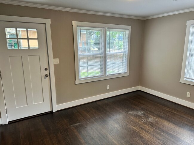 Building Photo - Adorable Two Bedroom Duplex in Belmont Com...