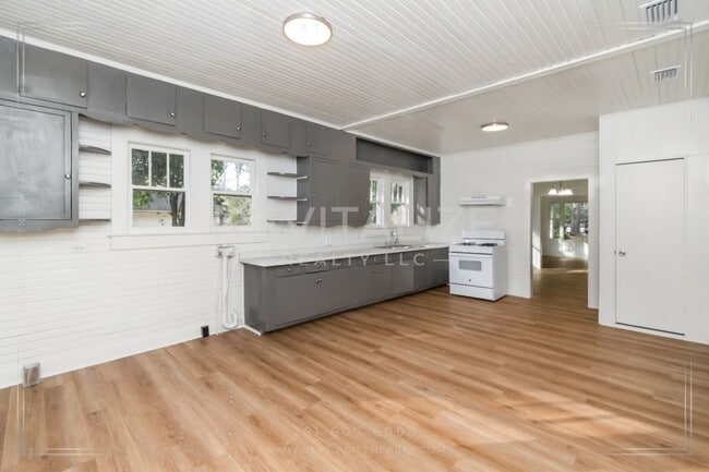 Building Photo - Updated 3 Bed 2 Bath with Large Fenced Yard