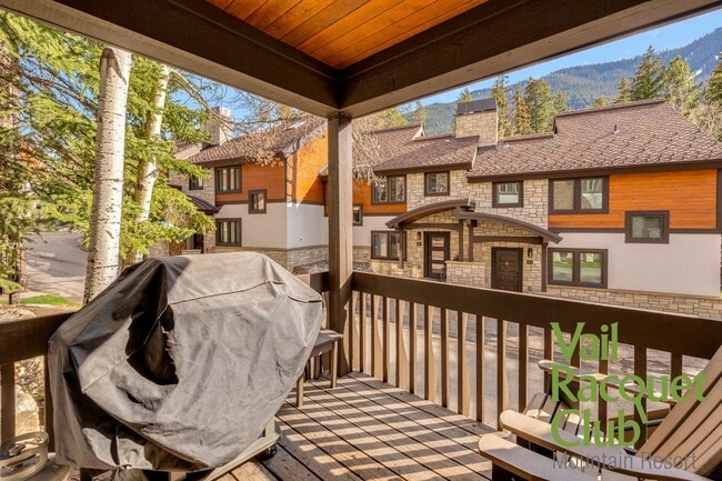 Building Photo - Annual Lease - 3BR, 3BA 3-level Townhome w...