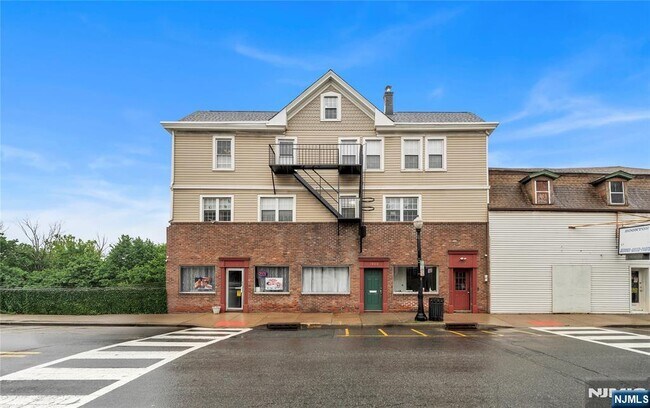 Primary Photo - 1000 Main St