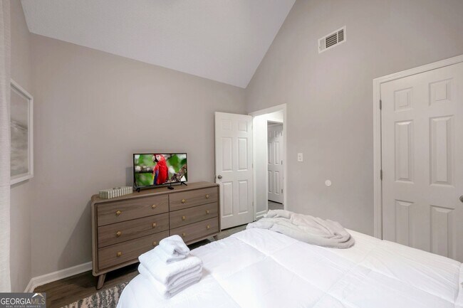 Building Photo - 6839 Sandy Creek Dr