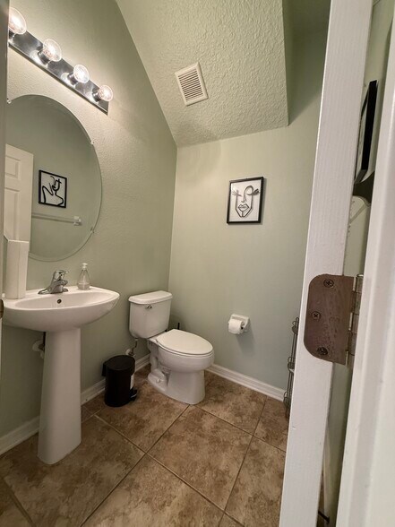 Building Photo - 8208 Villa Grande Ct