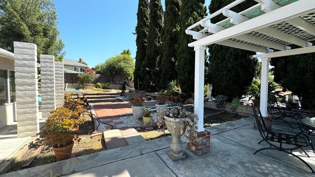 Building Photo - Spacious Home overlooking Daimond Bar hills
