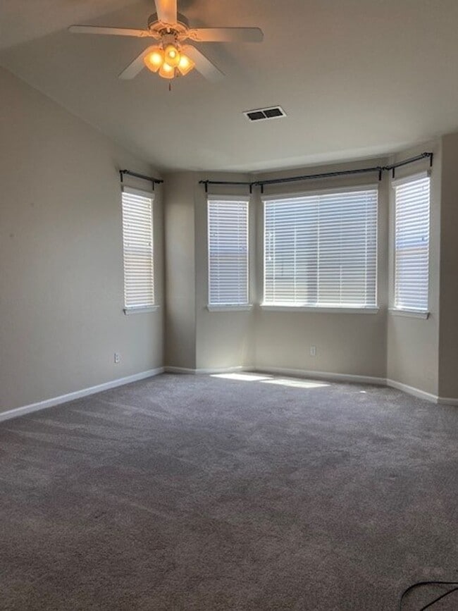 Building Photo - Cute Roseville home walking distance to Ki...