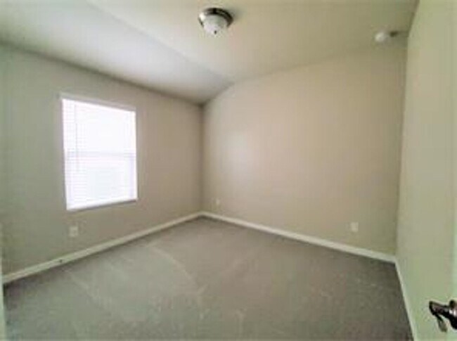 Building Photo - 3 Bedroom with Flex Space Available NOW!