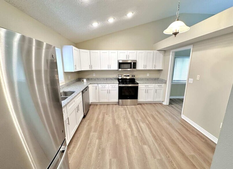 Building Photo - 1911 Coral Tree Ct