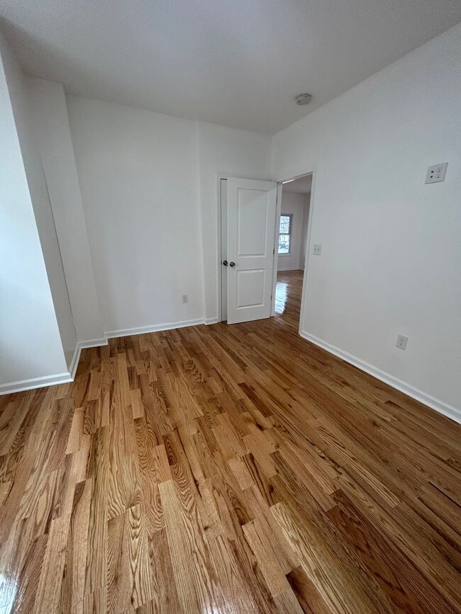 Building Photo - Spacious 6-Bedroom 4-Bathroom Single Famil...