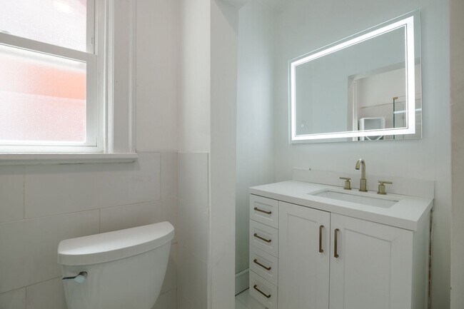 Building Photo - Beautiful Renovated 3 Bedroom 2.5 Bath off...