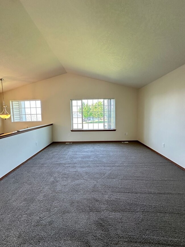 Building Photo - 419 N Arbutus Ave