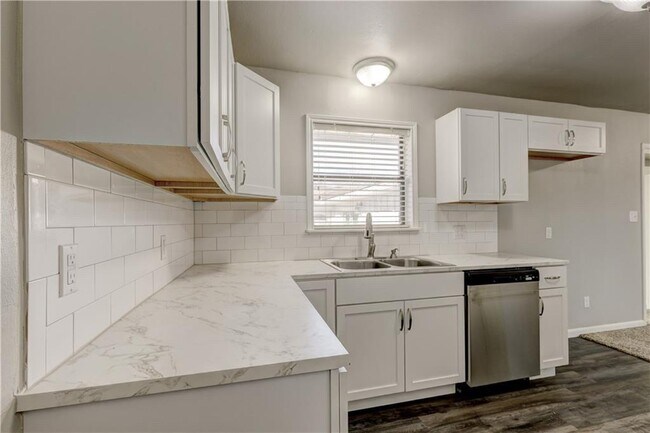 Building Photo - 3035 SE 20th St