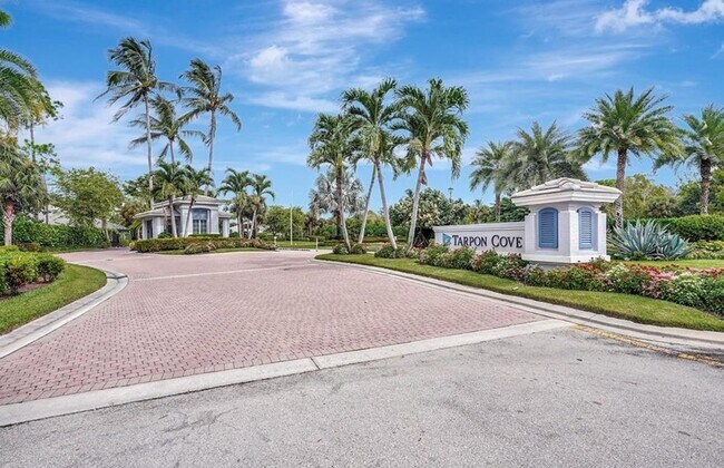 Building Photo - ** 2 PLUS DEN\2 BATH CONDO IN BARBADOS AT ...