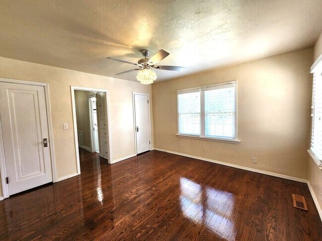 Building Photo - AMAZING 3 BED, 2 BATH Plus Study MILLERS ADDITION NW OKC