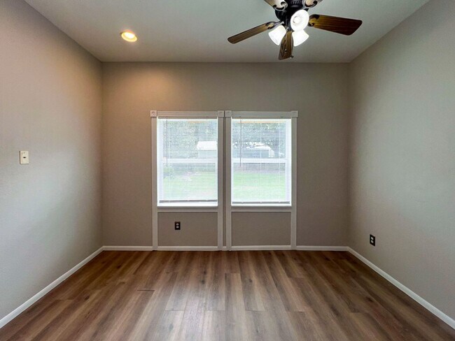 Building Photo - Pet Friendly 2BR/2BA + Flex Space on Doubl...