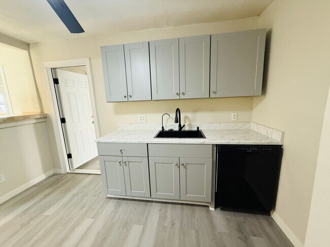 Building Photo - remodeled home in St. Pete