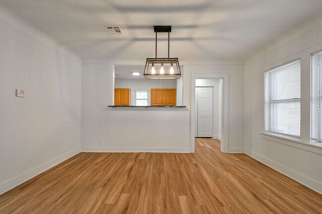 Building Photo - 2209 N Bath Ave